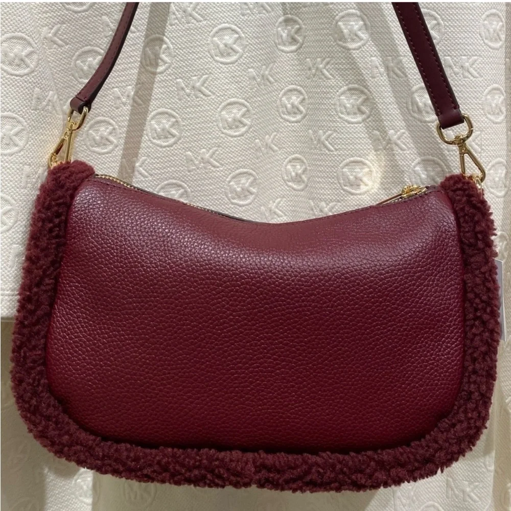 MICHAEL KORS CARMELA Medium
Leather Chain Crossbody Shearling - Picture 8 of 13